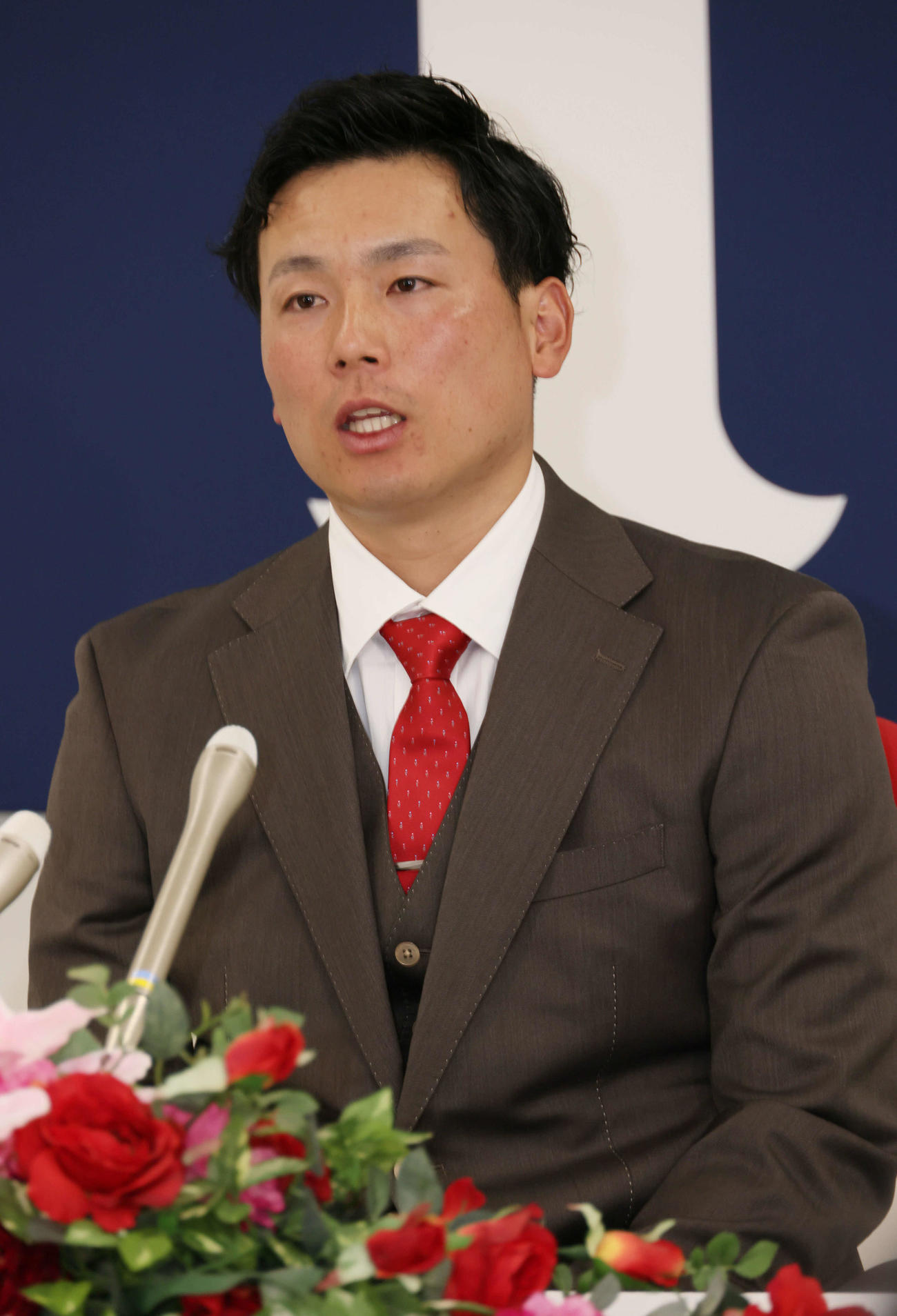 2000万円増の推定1億1500万円で契約更改し、会見する広島栗林（撮影・加藤孝規）