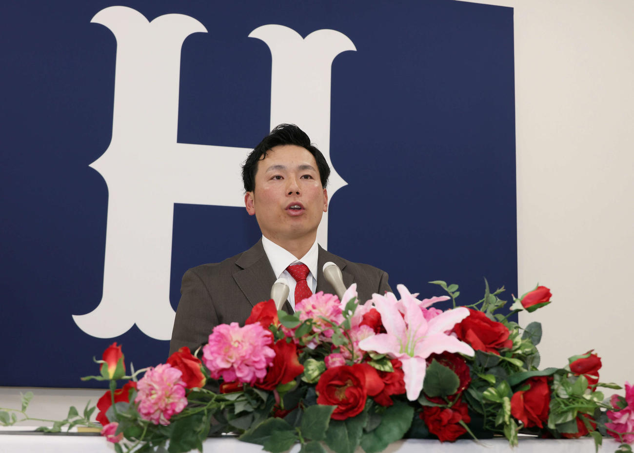 2000万円増の推定1億1500万円で契約更改し、会見する広島栗林（撮影・加藤孝規）