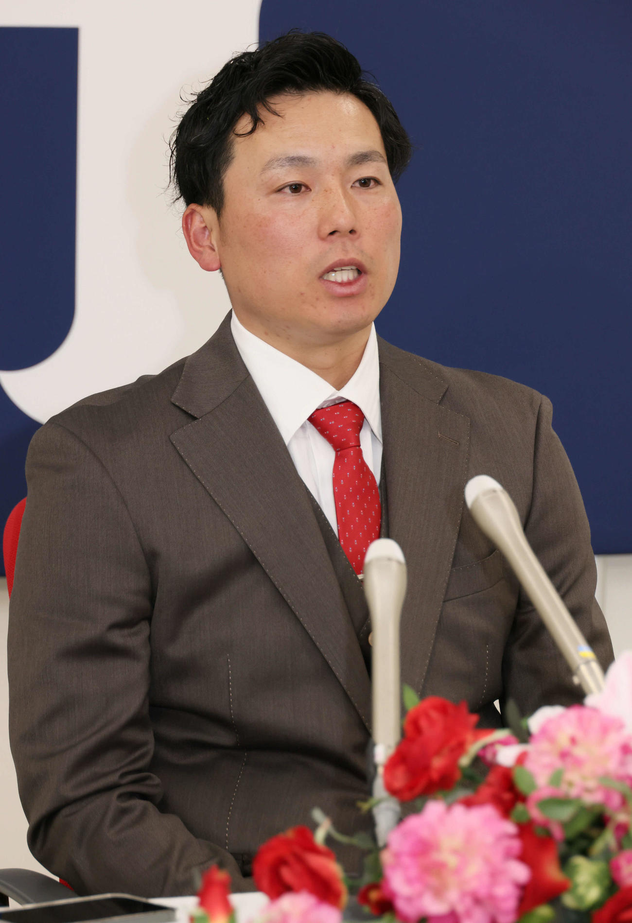2000万円増の推定1億1500万円で契約更改し、会見する広島栗林（撮影・加藤孝規）