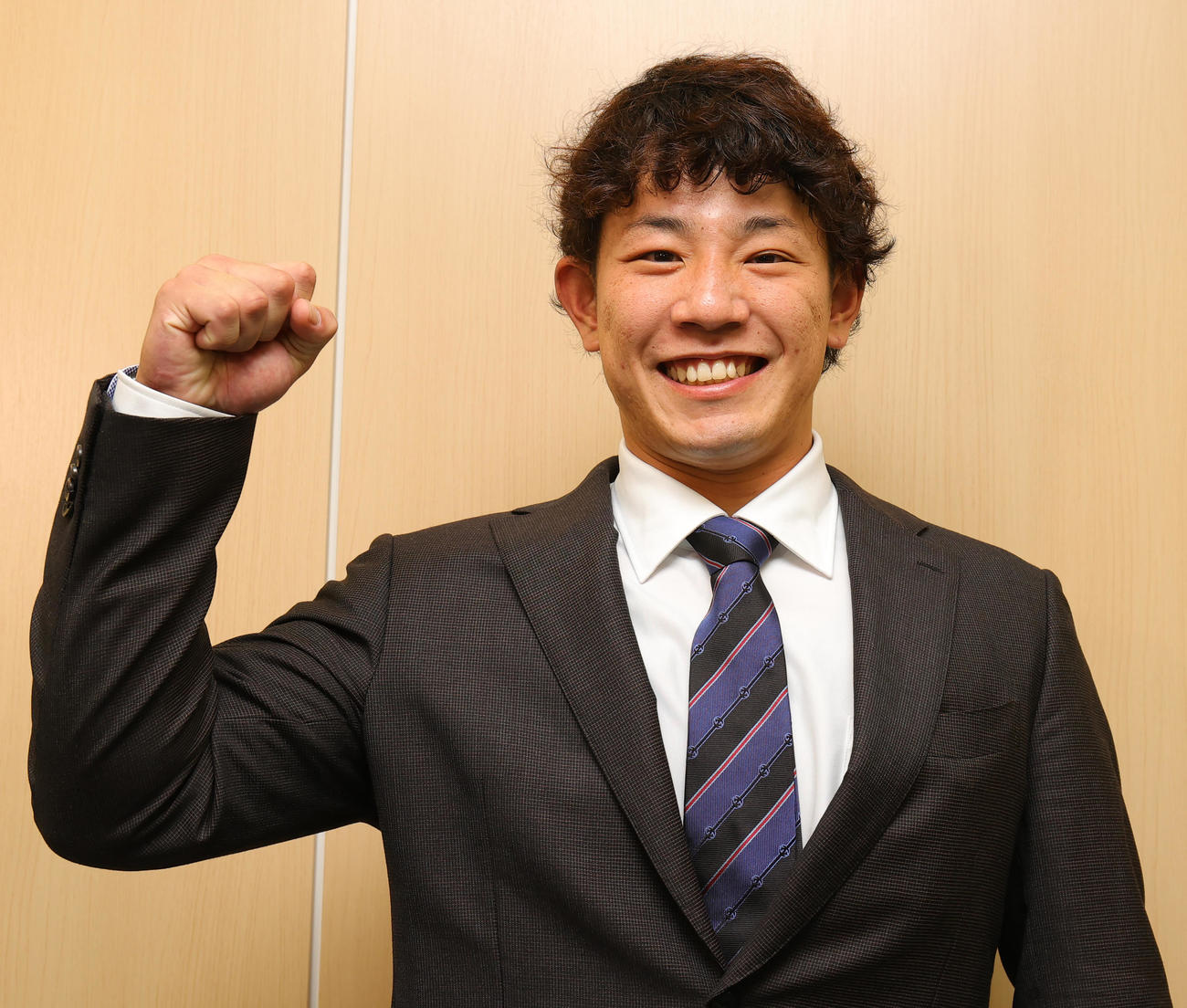 入団会見で笑顔を見せるヤクルト増田（撮影・野上伸悟）