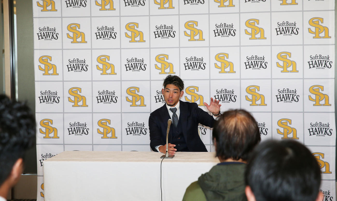 契約更改を終えて記者会見に挑む又吉（撮影・冨田成美）