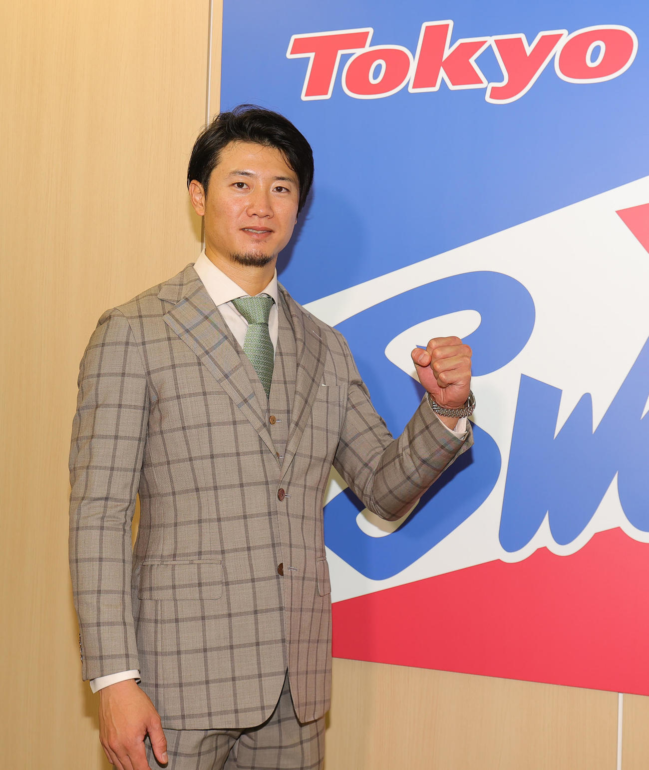 入団会見で笑顔を見せるヤクルト西川（撮影・野上伸悟）
