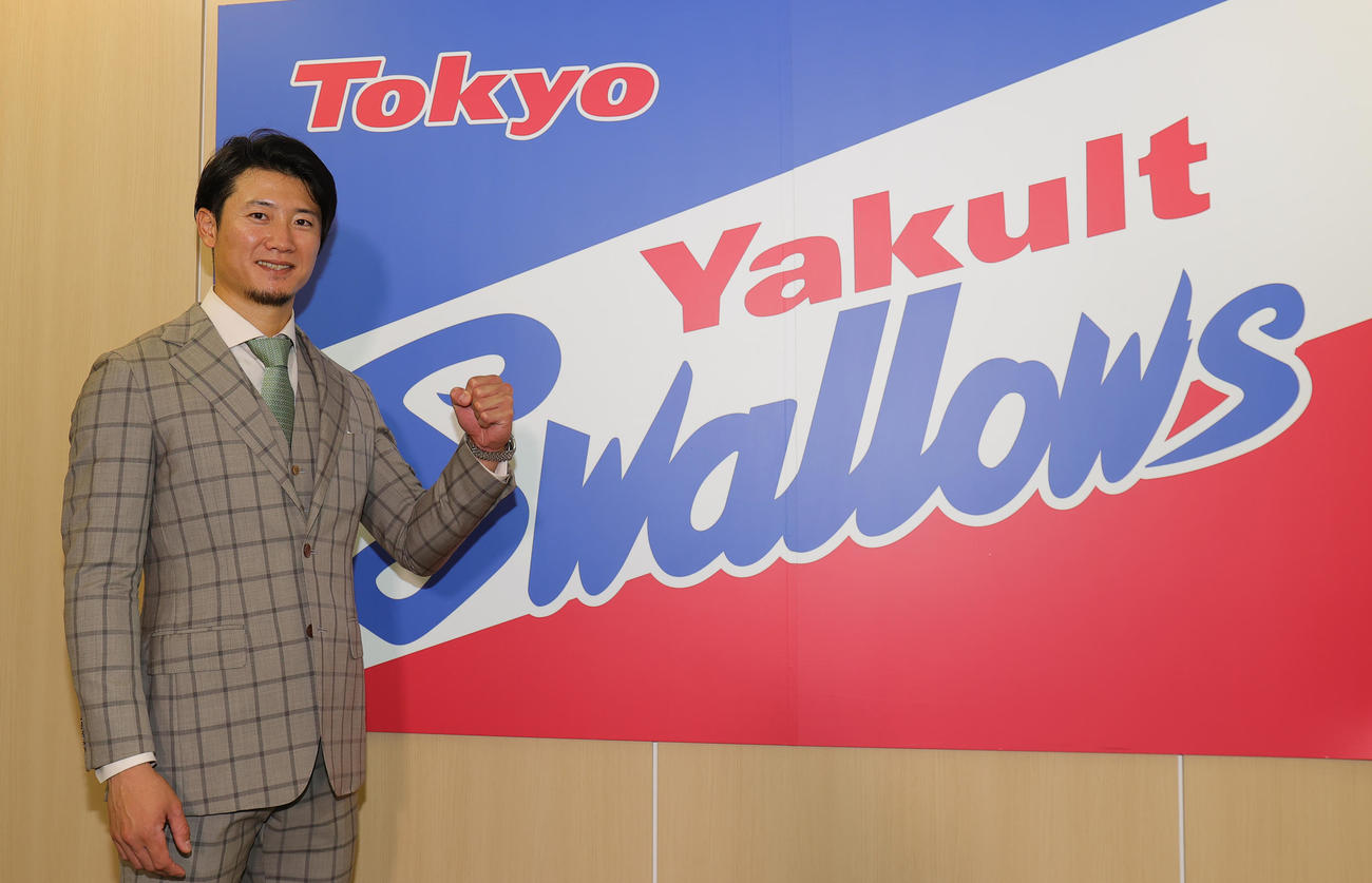 入団会見で笑顔を見せるヤクルト西川（撮影・野上伸悟）