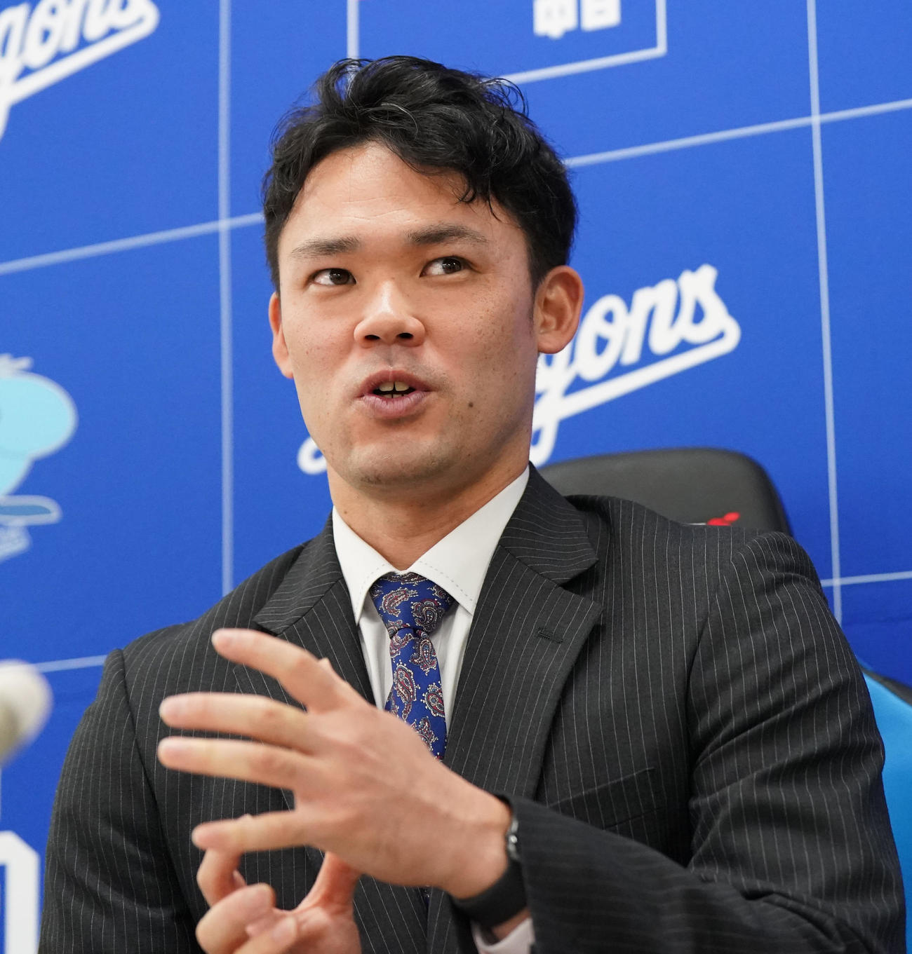 契約交渉後の会見を終え取材に応じる福谷（撮影・森本幸一）