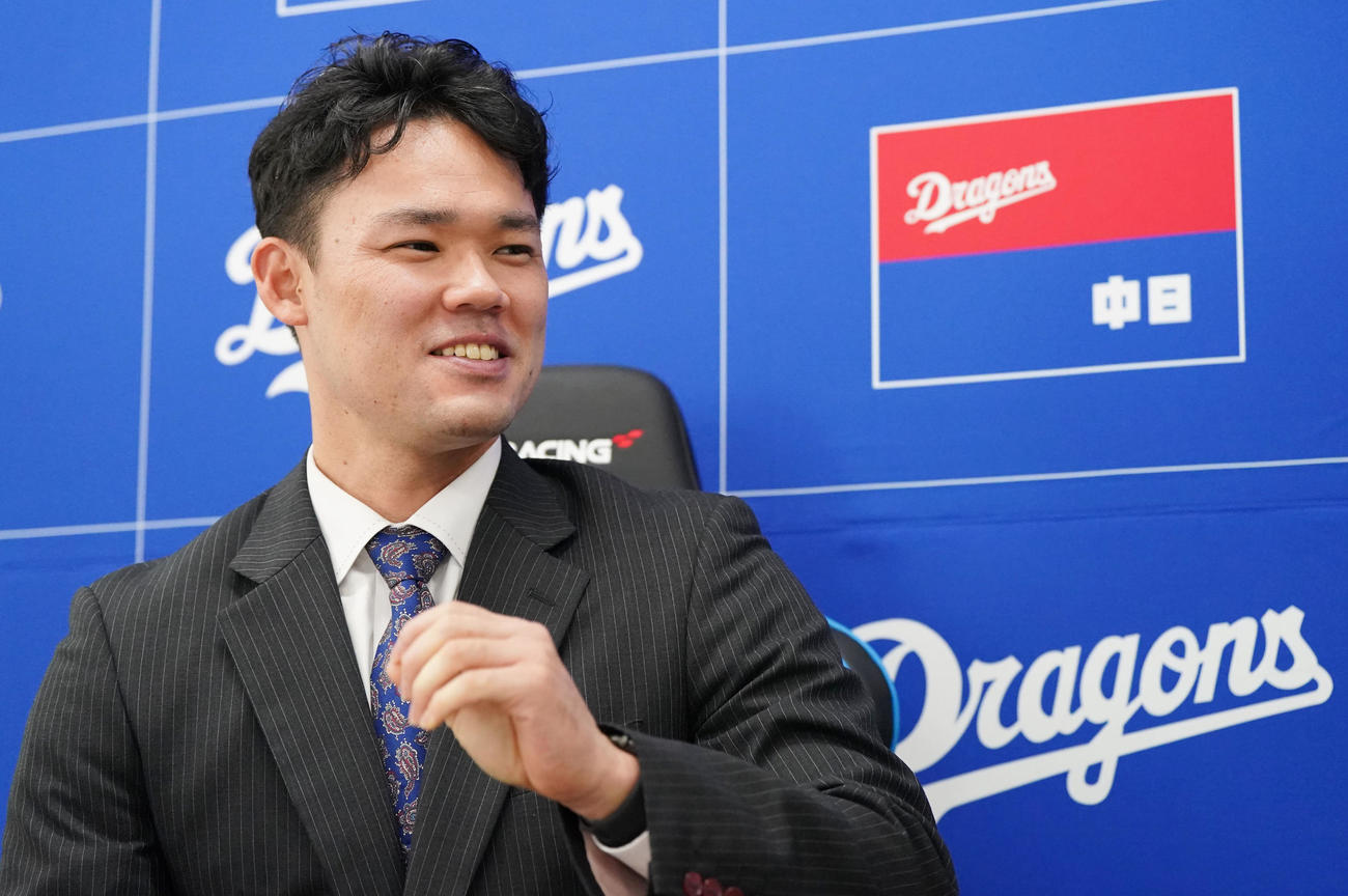 契約交渉後の会見を終え取材に応じる福谷（撮影・森本幸一）
