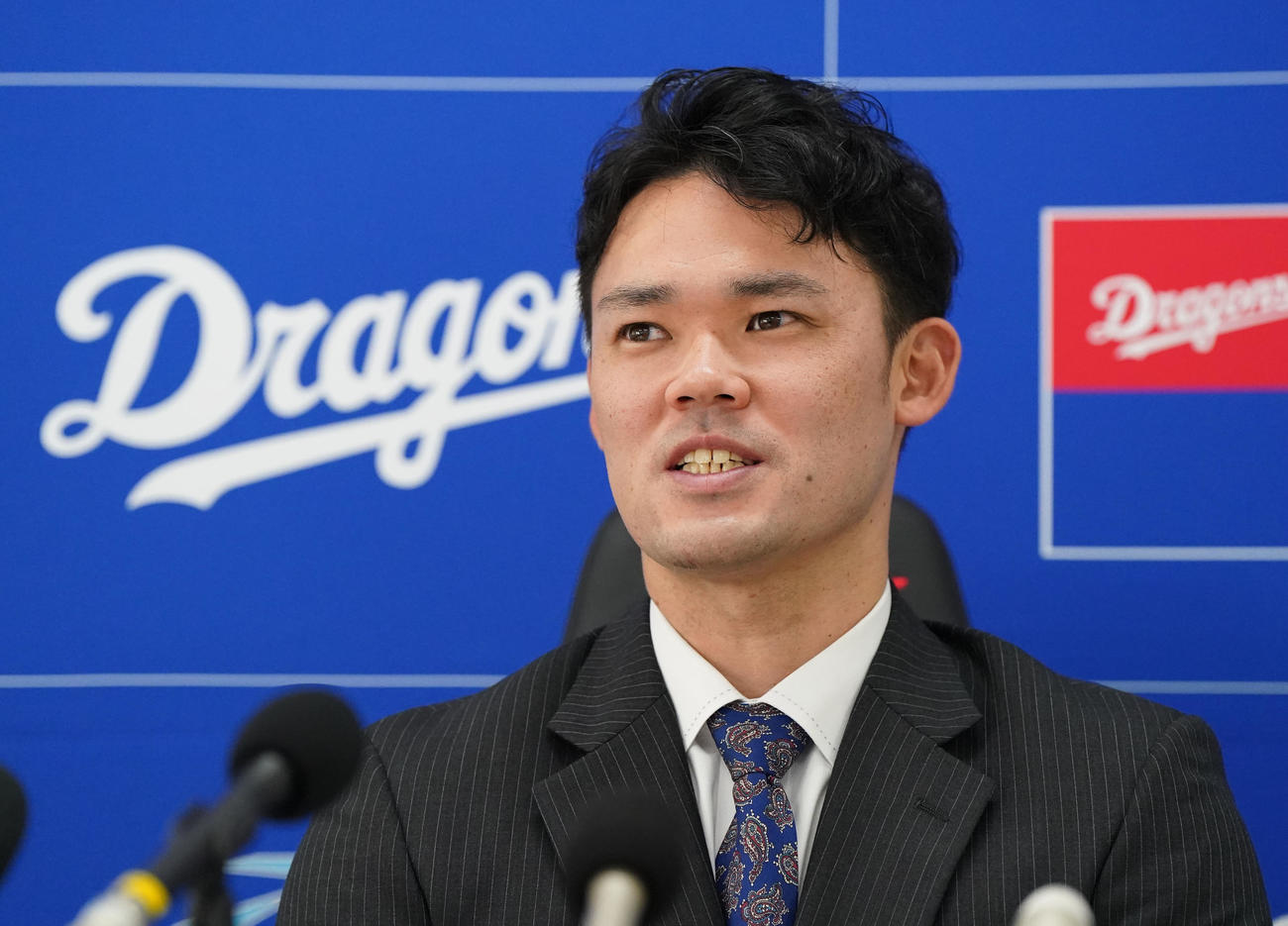 契約交渉を終え会見する福谷（撮影・森本幸一）