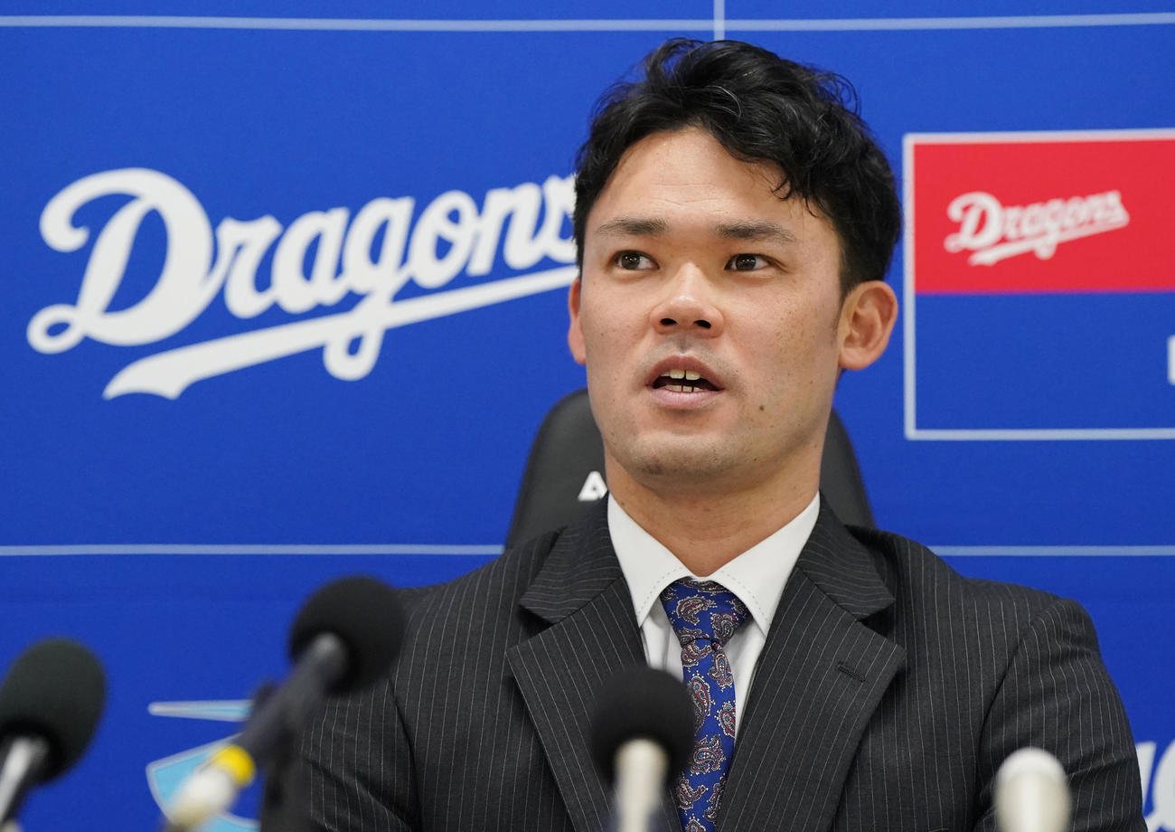 契約交渉を終え会見する福谷（撮影・森本幸一）