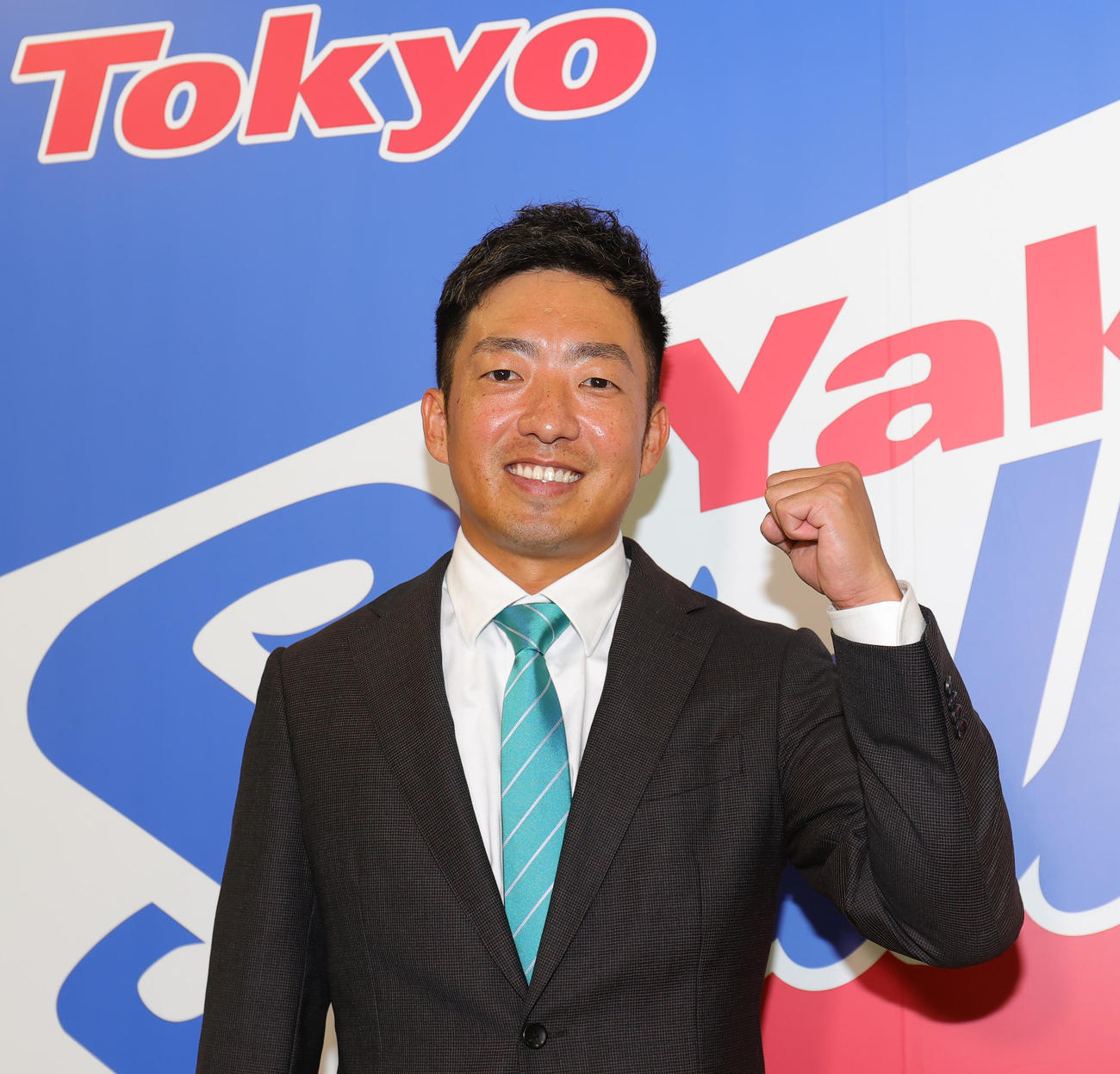 入団会見で笑顔を見せるヤクルト嘉弥真（撮影・野上伸悟）