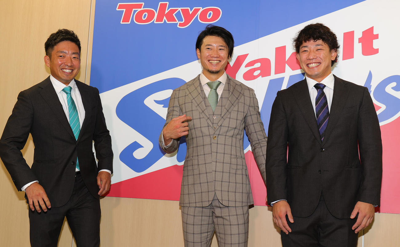 入団会見で笑顔を見せる左からヤクルト嘉弥真、西川、増田（撮影・野上伸悟）