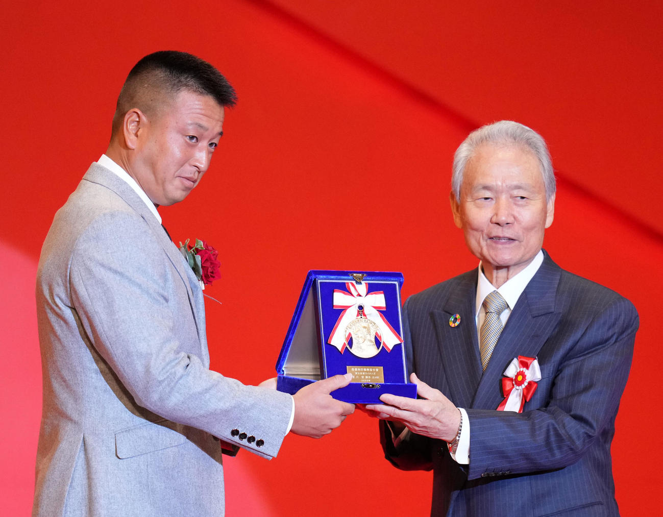 イースタン・リーグ最優秀棒業率賞と勝率第一位投手賞を受賞した西武宮川。右は榊原コミッショナー（撮影・横山健太）