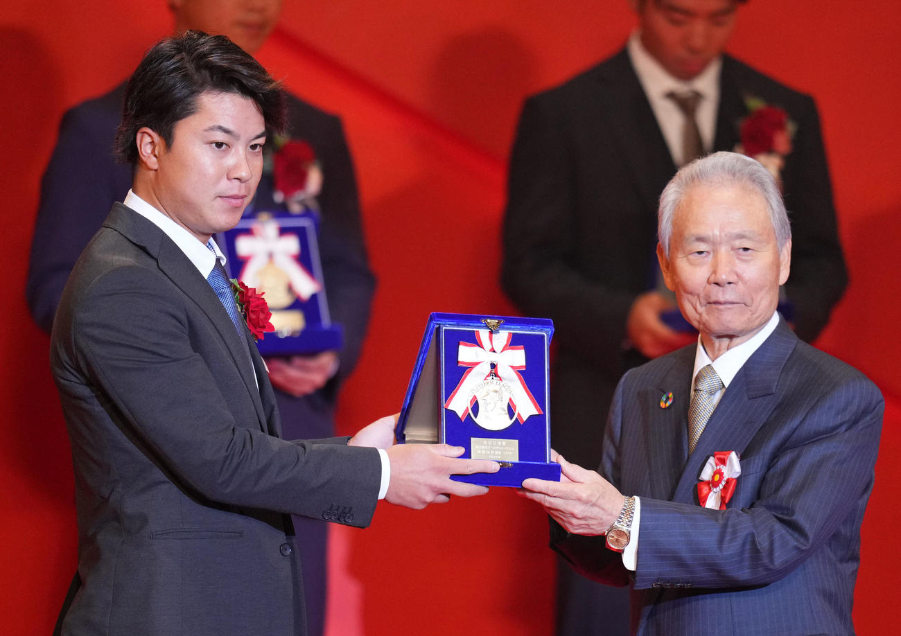 イースタン・リーグ首位打者賞と最高出塁率賞を受賞した楽天渡辺佳。右は榊原コミッショナー（撮影・横山健太）