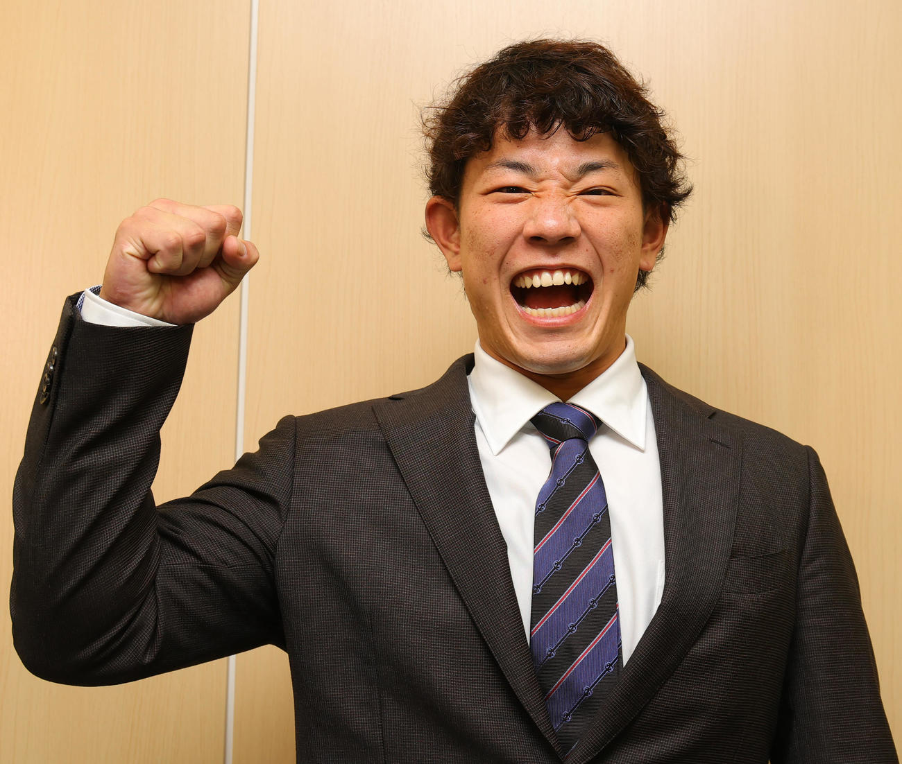 入団会見で気合のガッツポーズを見せるヤクルト増田（撮影・野上伸悟）