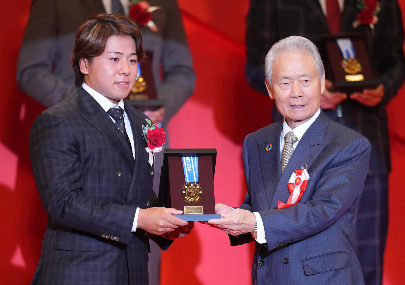 ウエスタン・リーグ首位打者賞と最高出塁率者賞を受賞したオリックス池田（撮影・横山健太）