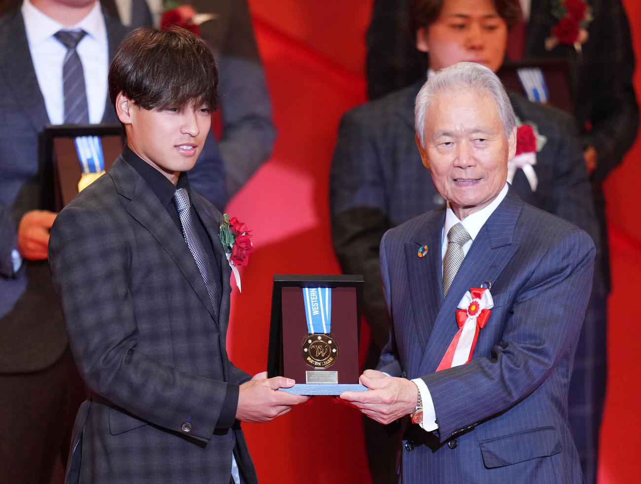 ウエスタン・リーグ最多盗塁者賞を受賞したオリックス渡部。右は榊原定征コミッショナー（撮影・横山健太）