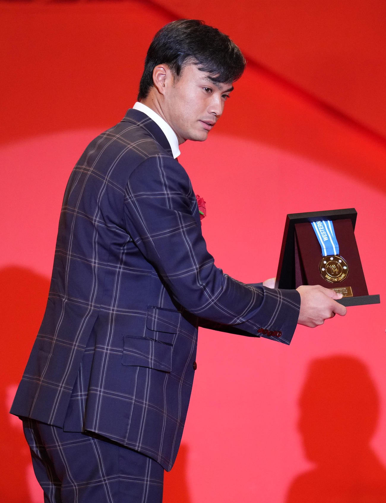 ウエスタン・リーグ最多勝利投手賞を受賞したオリックス佐藤（撮影・横山健太）
