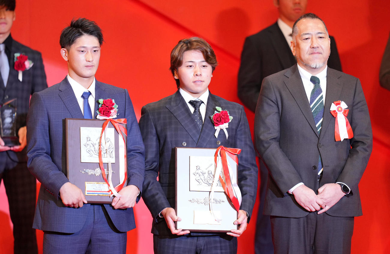 日刊スポーツ選定努力賞を受賞したDeNA松尾（左）とオリックス池田。右は日刊スポーツ野球部部長鈴木良一（撮影・横山健太）