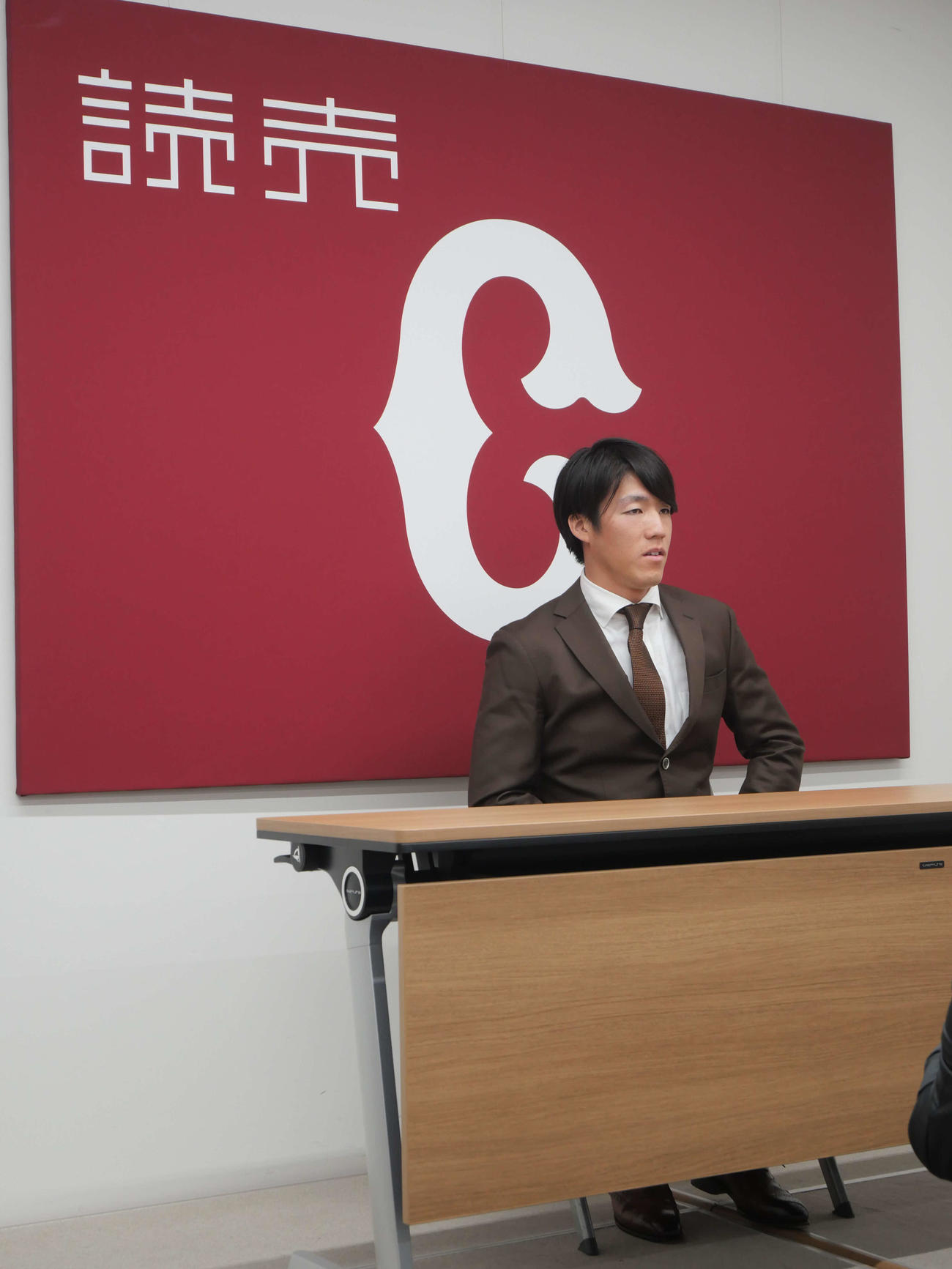 契約更改後、会見をする巨人重信（撮影・上田悠太）