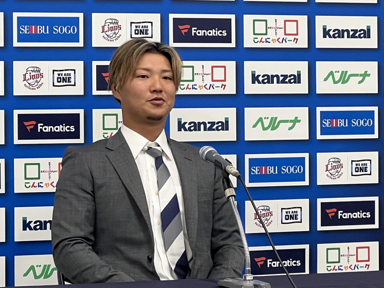 契約更改交渉を終えた佐藤龍（撮影・金子真仁）