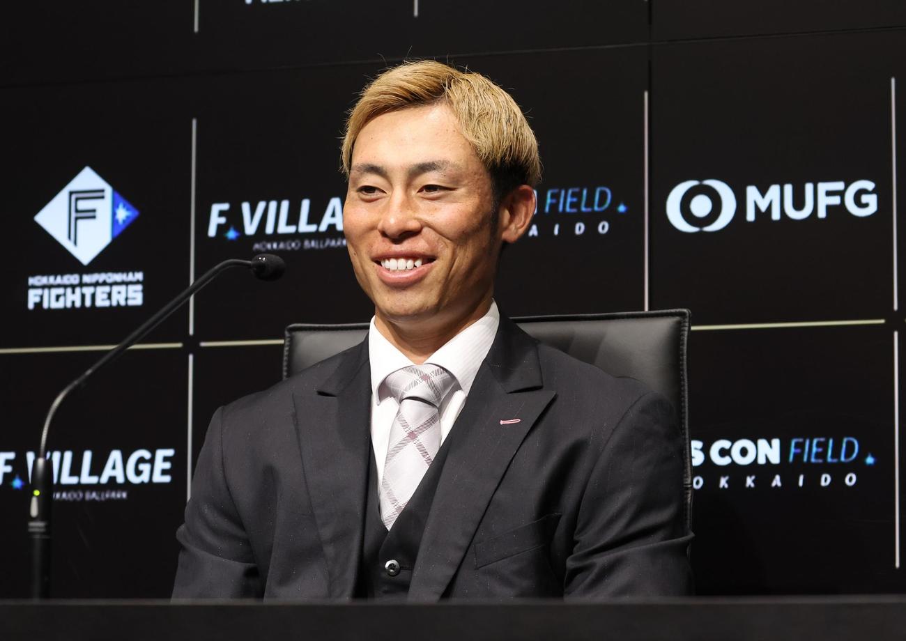 契約更改を終え笑顔で会見する日本ハム江越（撮影・黒川智章）