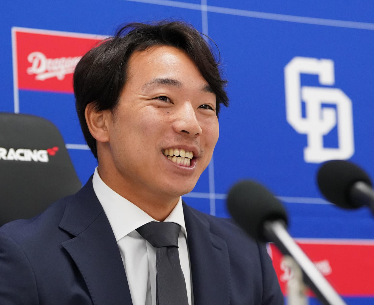 契約交渉を終え、明るい表情で会見する宇佐見（撮影・森本幸一）