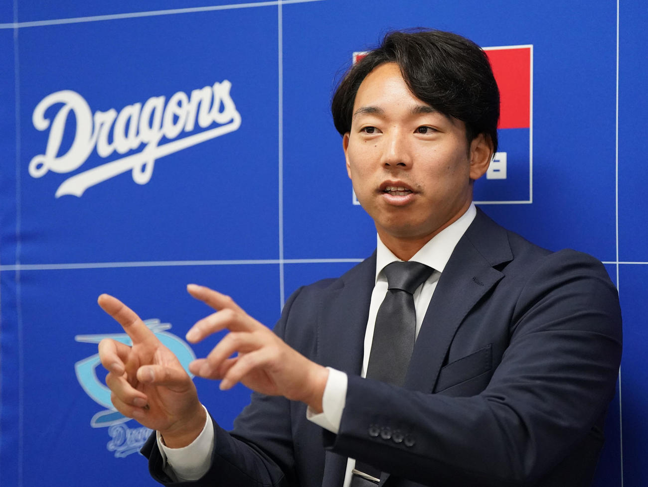 契約交渉後の会見を終え取材に応じる宇佐見（撮影・森本幸一）