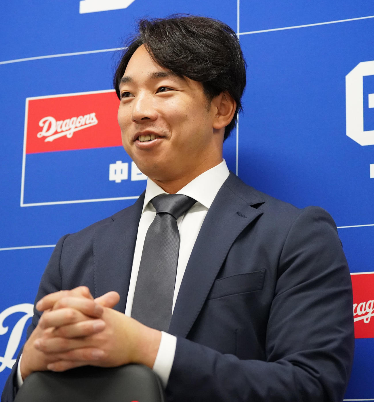 契約交渉後の会見を終え取材に応じる宇佐見（撮影・森本幸一）