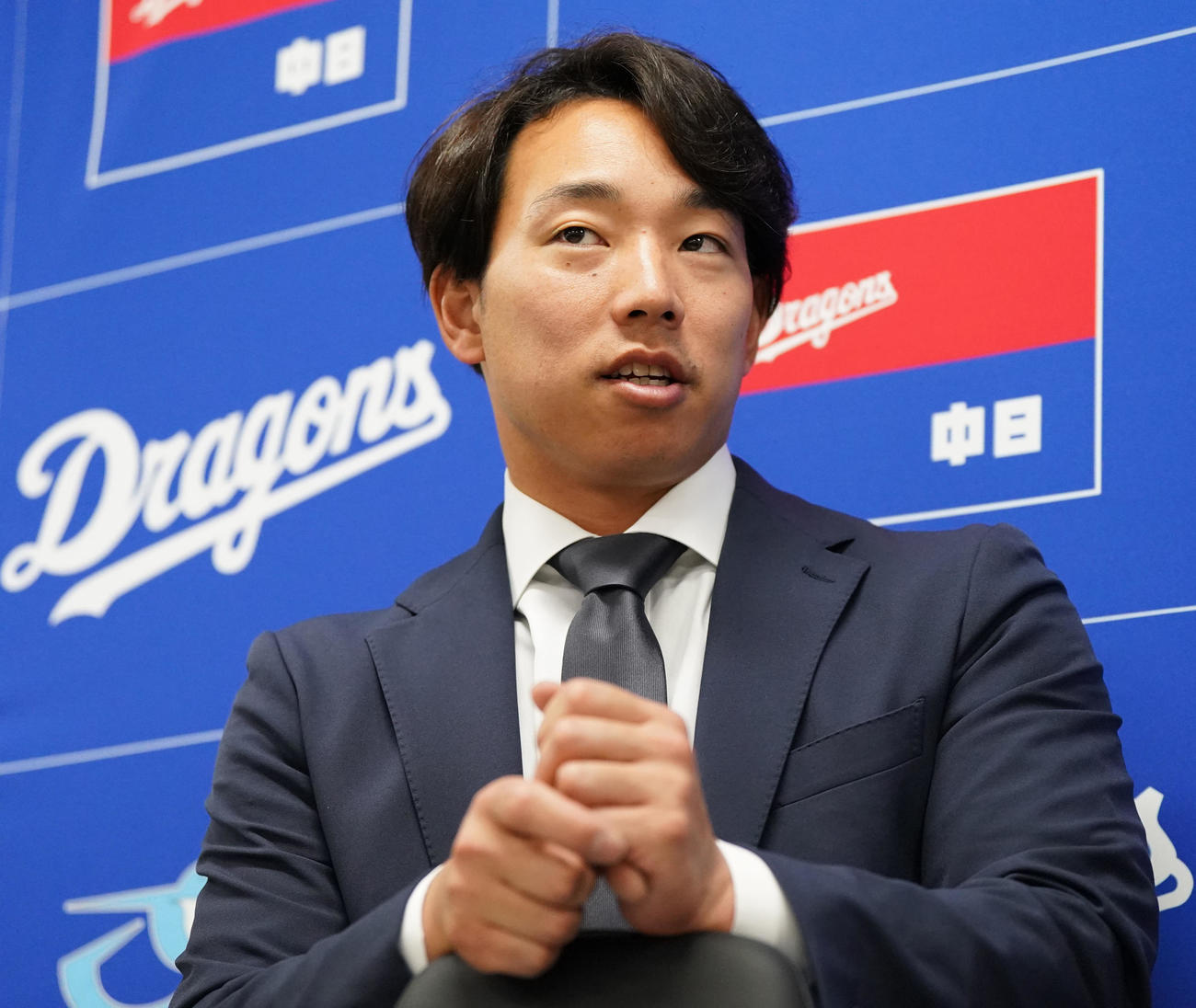 契約交渉後の会見を終え取材に応じる宇佐見（撮影・森本幸一）