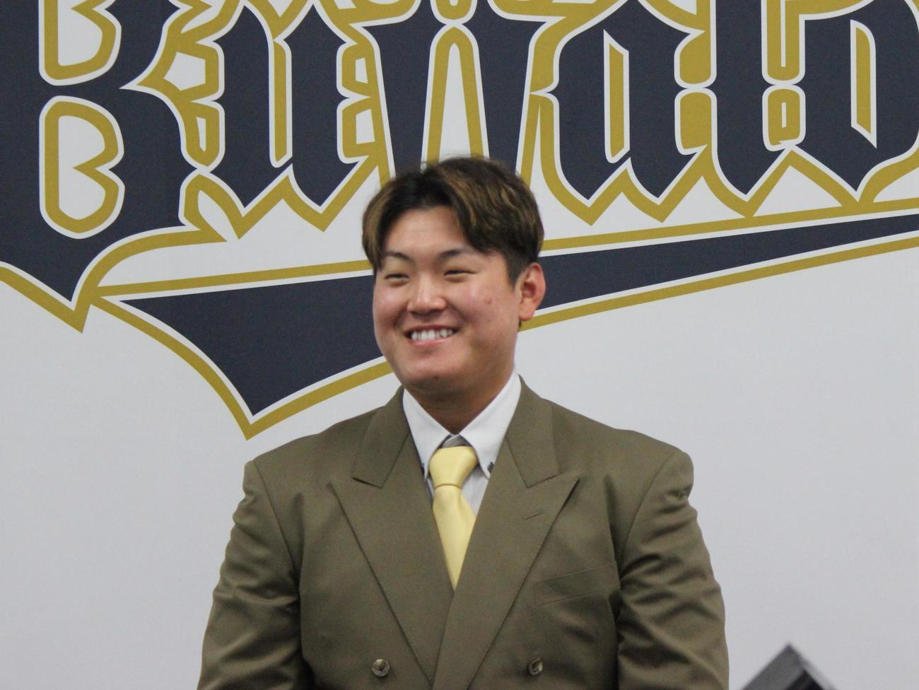 契約更改を終えて会見するオリックス内藤（撮影・柏原誠）