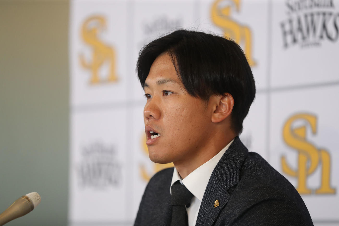 契約更改を終えた海野隆司は険しい表情で記者会見に挑む（撮影・冨田成美）