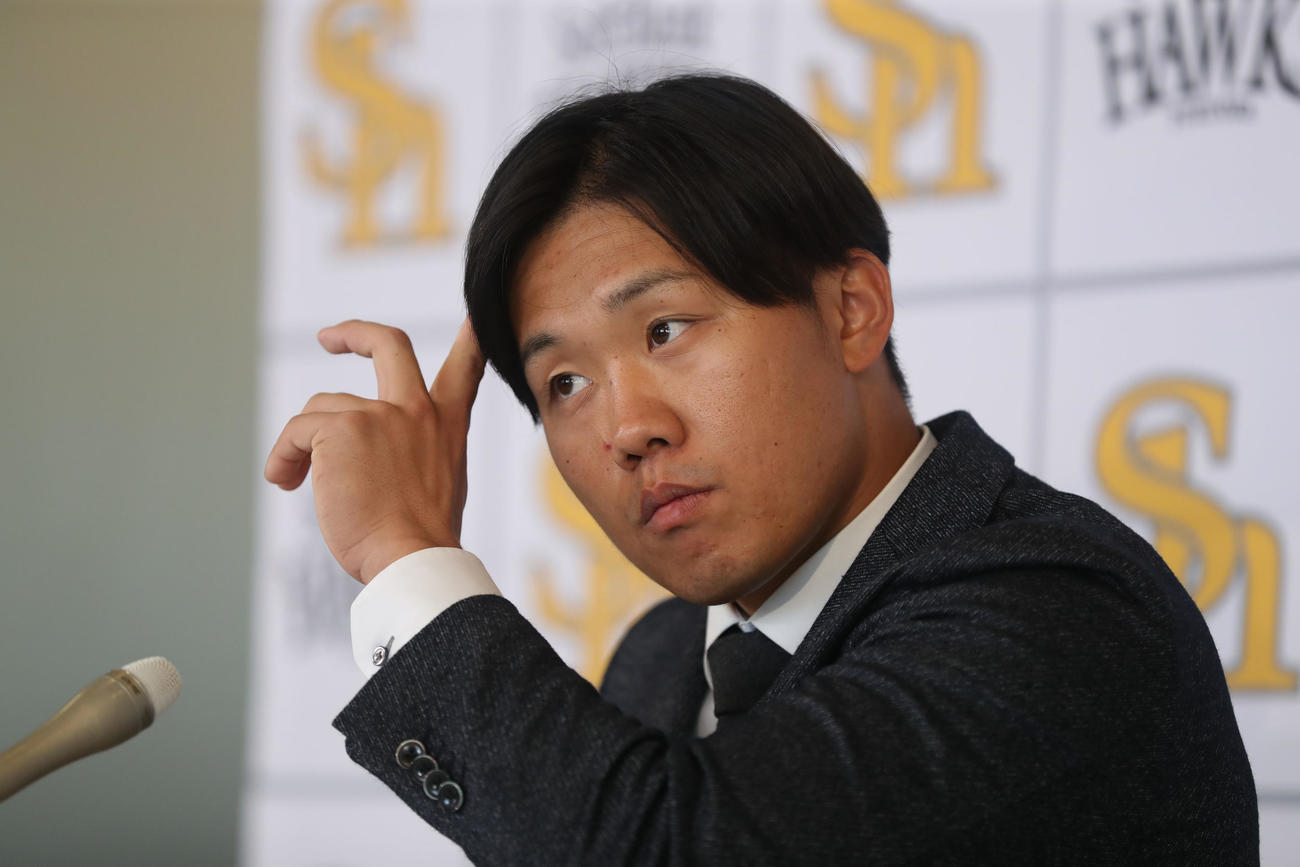 契約更改を終えた海野（撮影・冨田成美）
