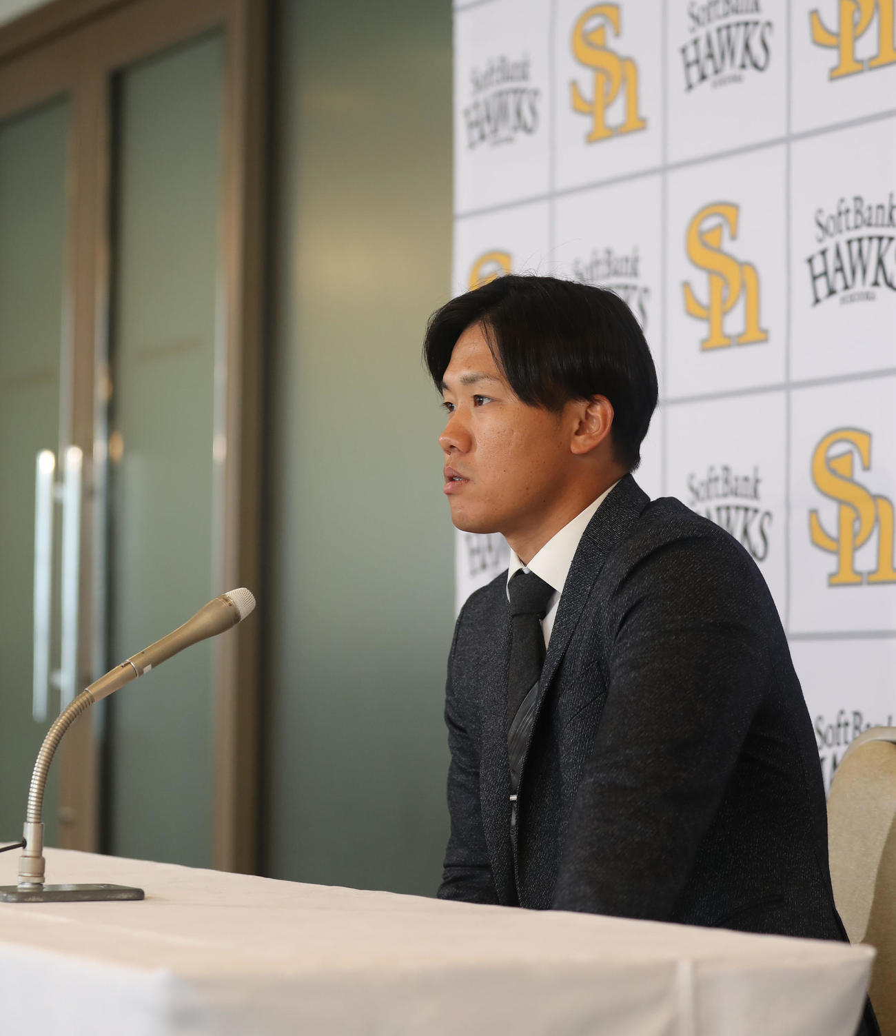 契約更改を終えた海野隆司は険しい表情で記者会見に挑む（撮影・冨田成美）