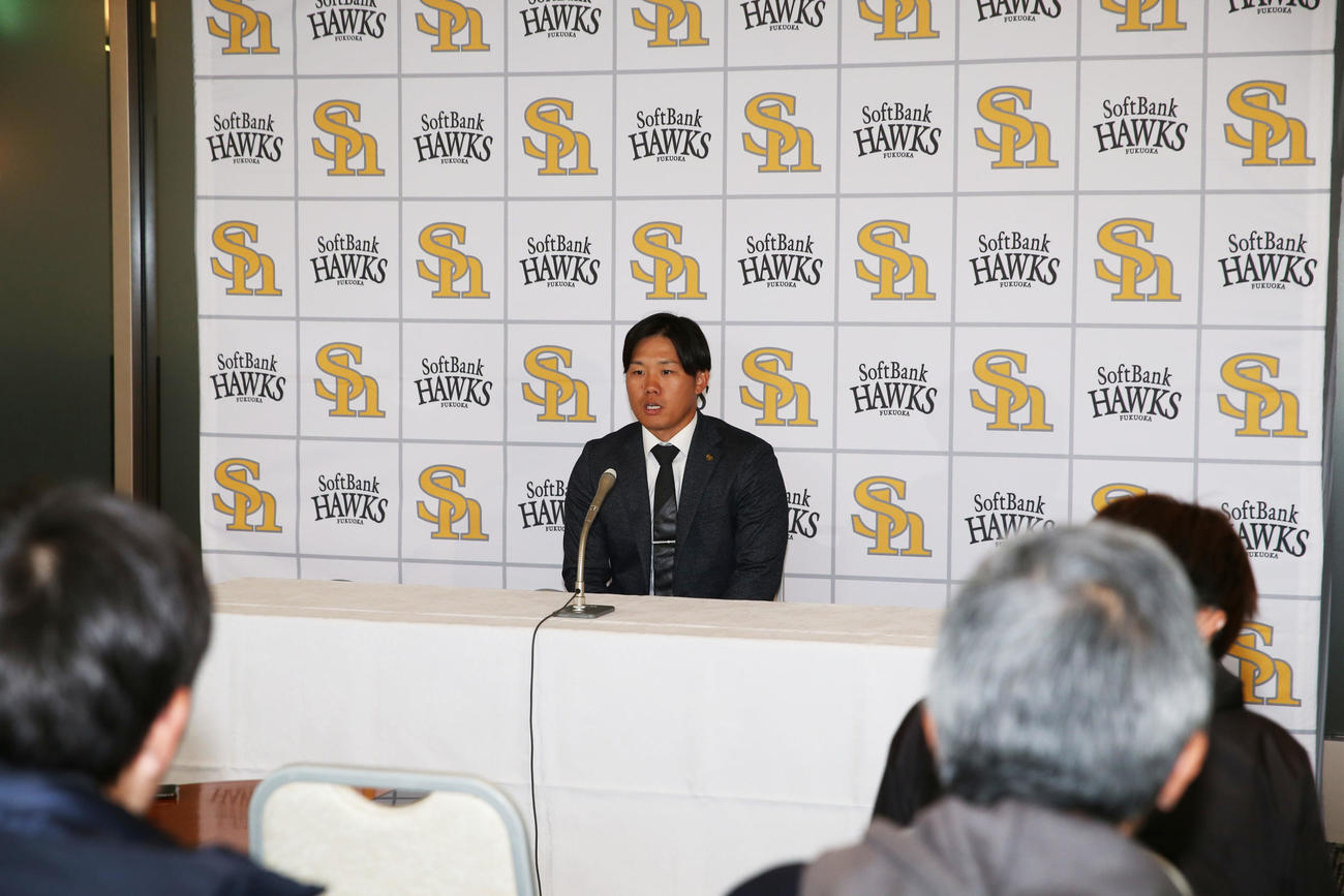 契約更改を終え記者会見に挑む海野（撮影・冨田成美）