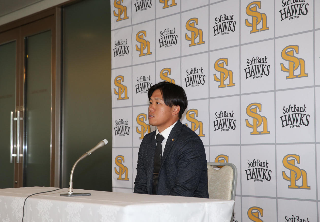 海野は契約更改を終え記者会見で来季への思いを語る（撮影・冨田成美）