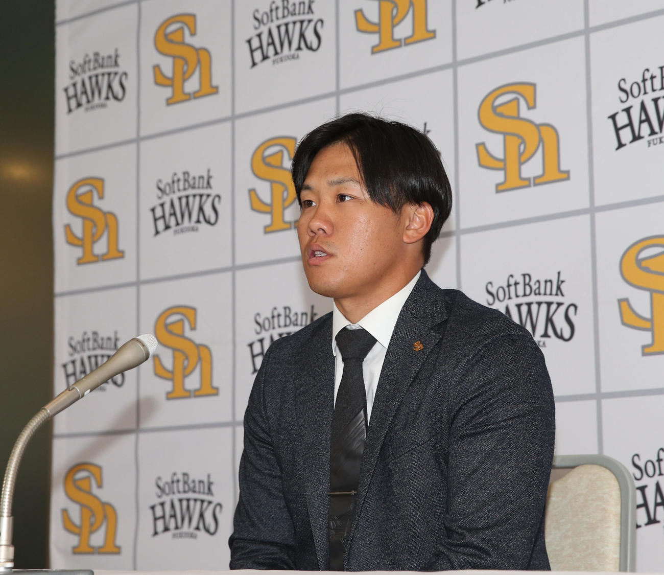 契約更改を終え記者会見で険しい表情を見せる海野（撮影・冨田成美）