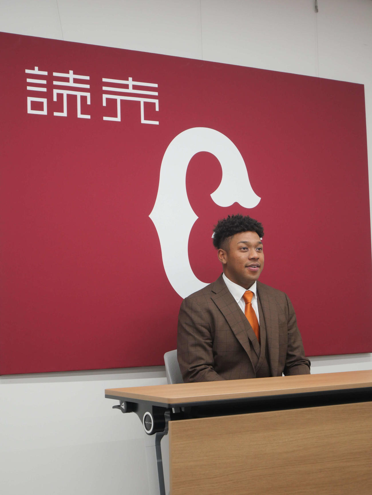 契約更改後、会見をする巨人オコエ（撮影・上田悠太）
