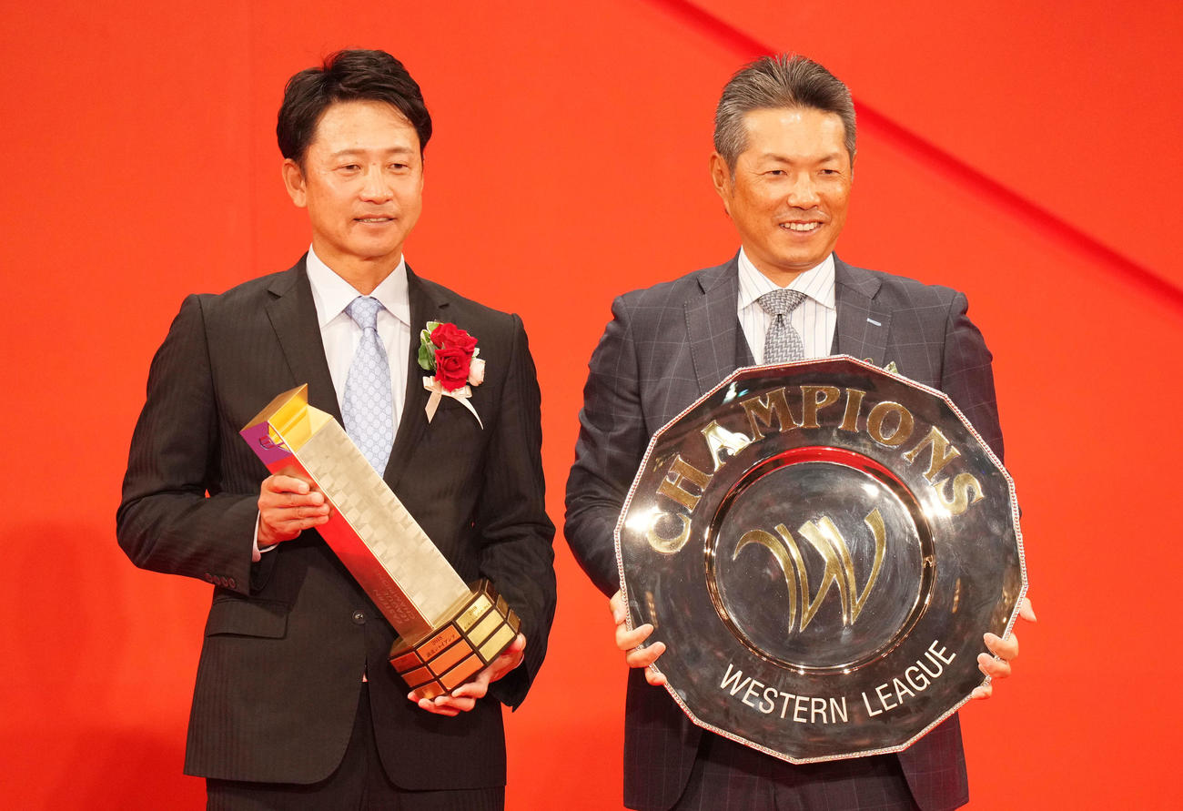 笑顔を見せる巨人二岡2軍監督（左）とソフトバンク小久保2軍監督（撮影・横山健太）