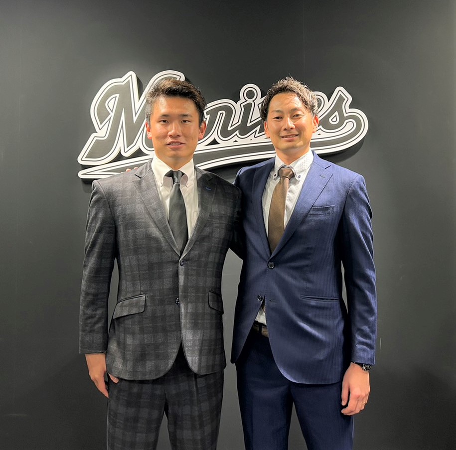 ロッテと育成契約を結んだ吉田（左）と二保（撮影・星夏穂）