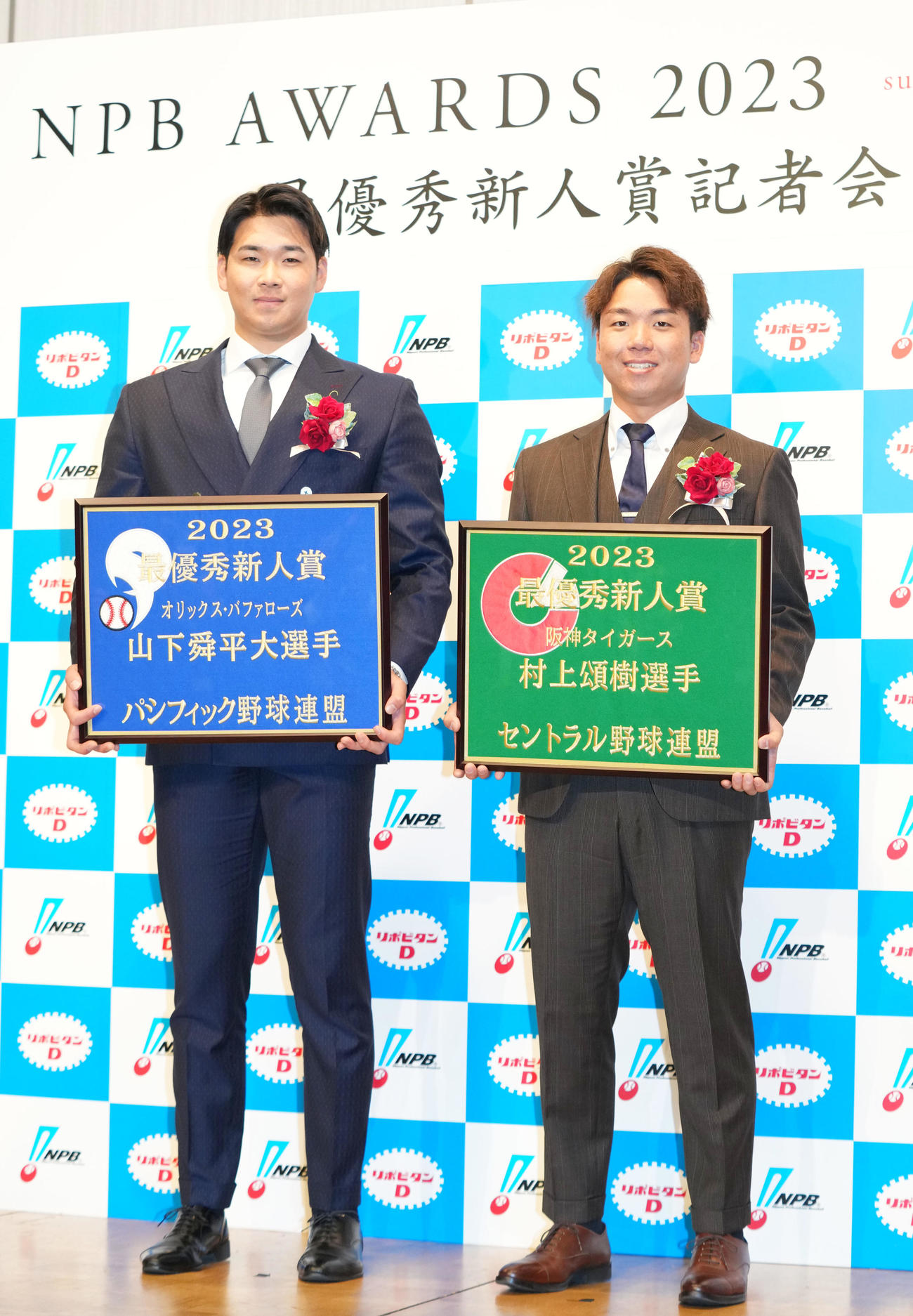 最優秀新人賞を受賞し笑顔を見せるオリックス山下舜（左）と阪神村上（撮影・横山健太）