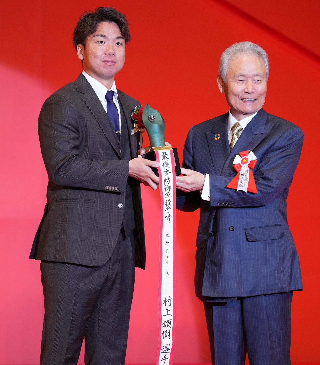セリーグ最優秀防御率投手賞を受賞した阪神村上。右は榊原コミッショナー（撮影・横山健太）