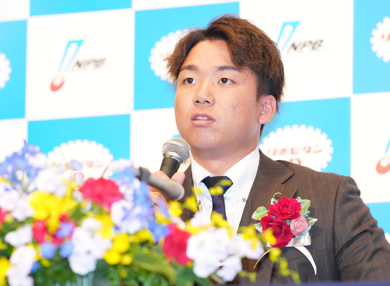 セリーグ最優秀新人賞を受賞し喜びを語る阪神村上（撮影・横山健太）