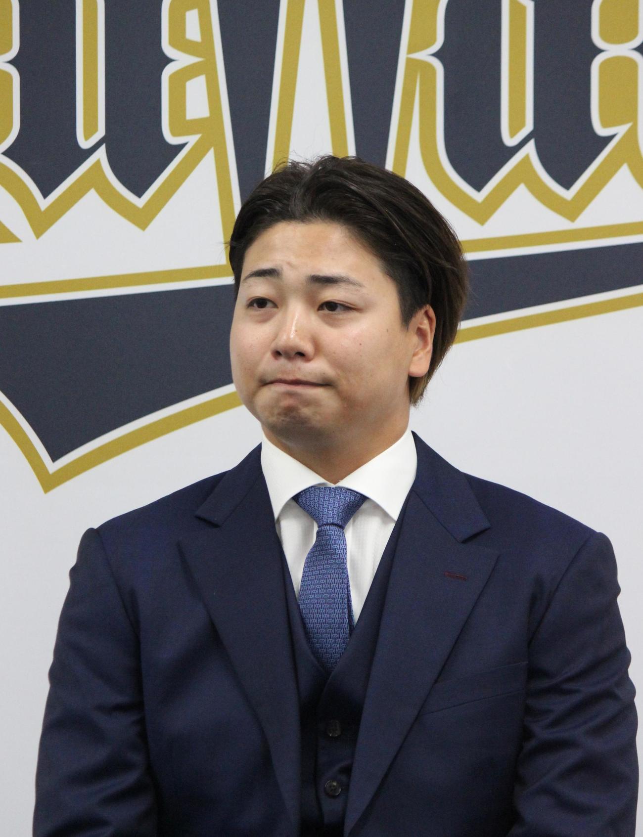 契約更改を終えて会見するオリックス漆原（撮影・柏原誠）