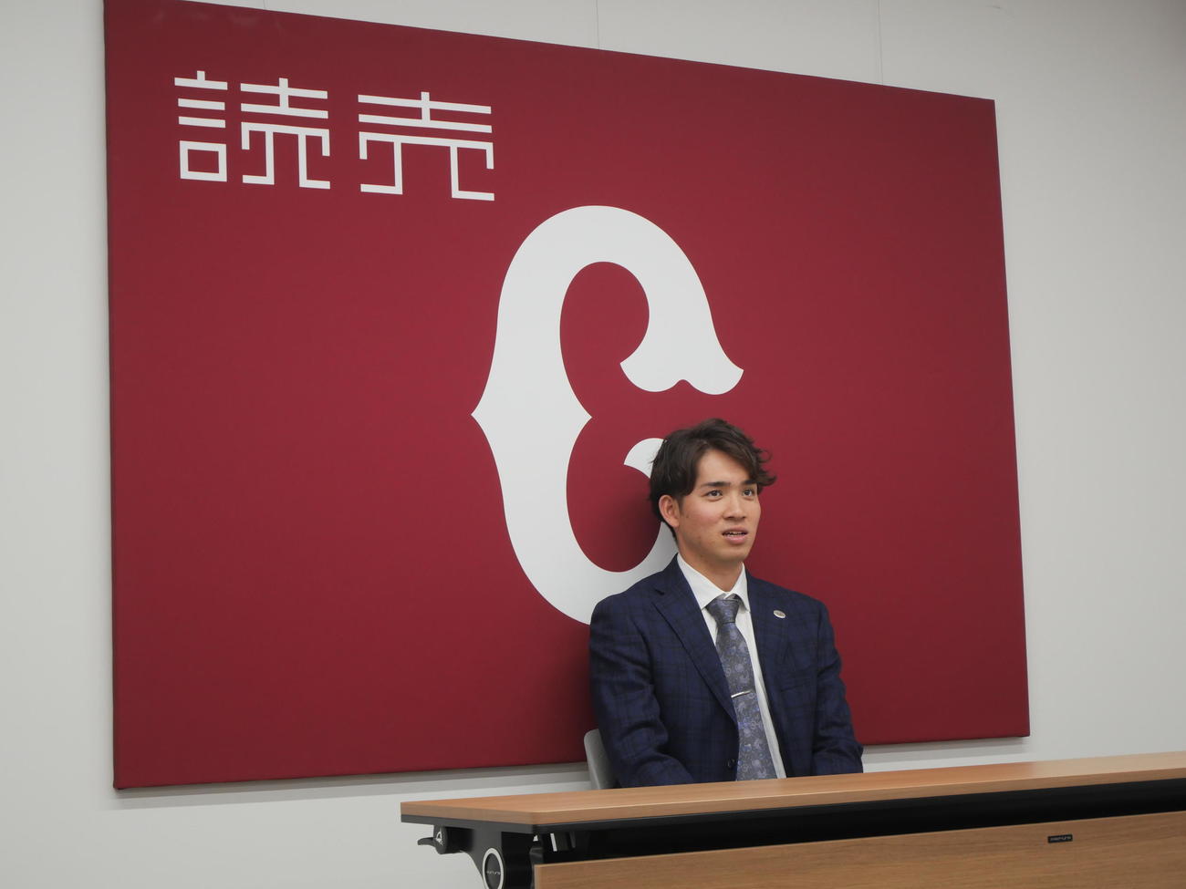 契約更改後、会見をする巨人高橋優（撮影・上田悠太）