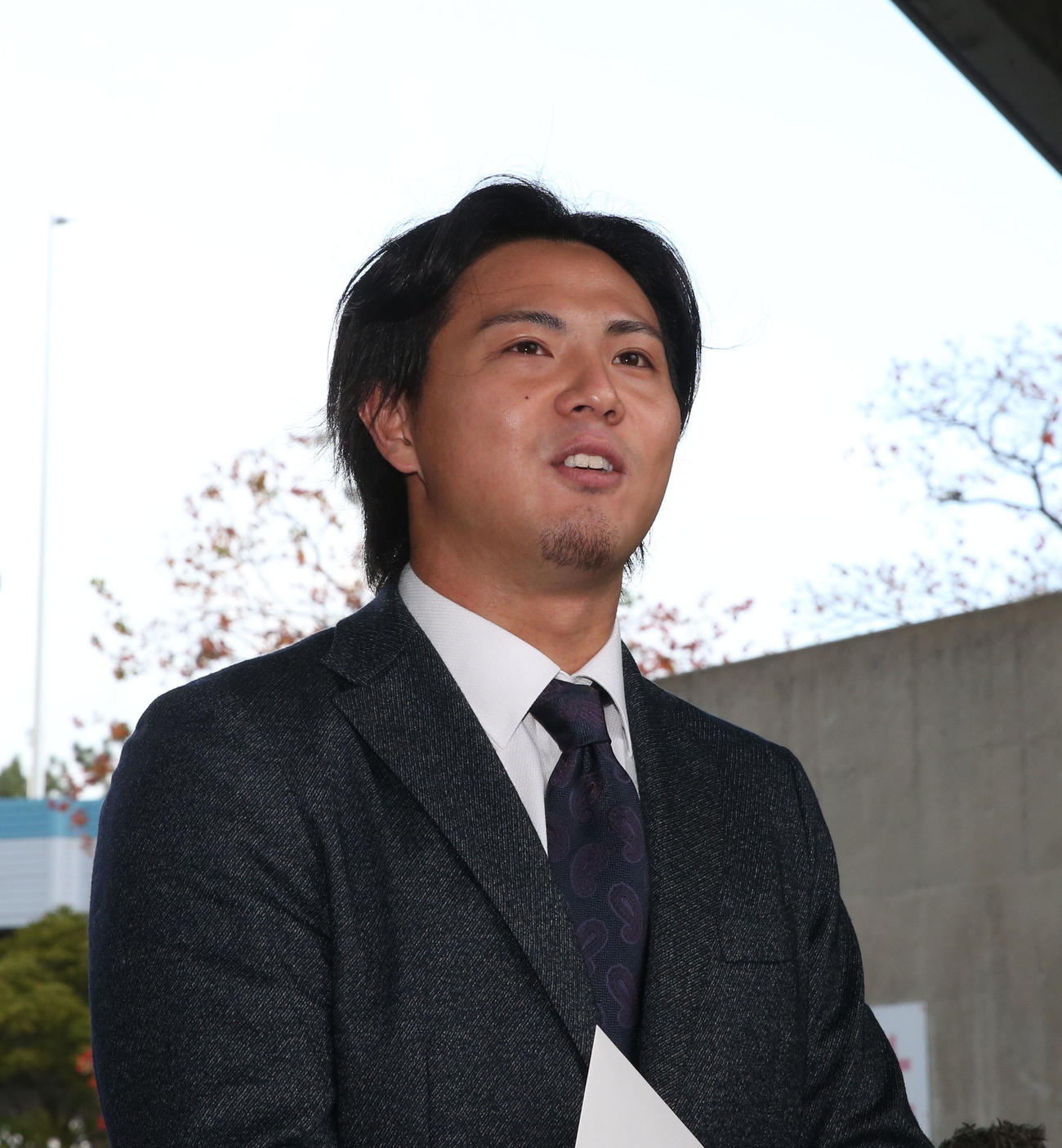 記者の質問に答える佐藤直（撮影・冨田成美）