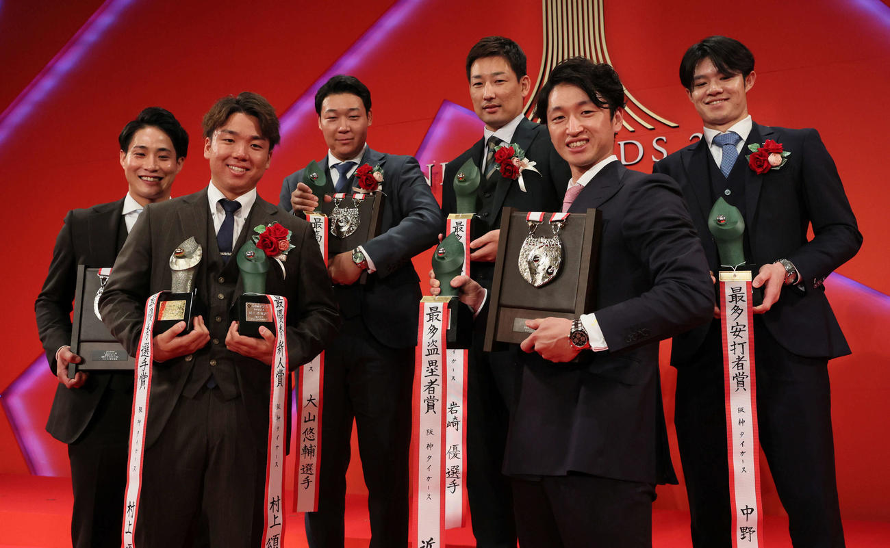 NPBアワード2023終了後に記念撮影する阪神の選手たち。左から木浪、村上、大山、岩崎、近本、中野（代表撮影）