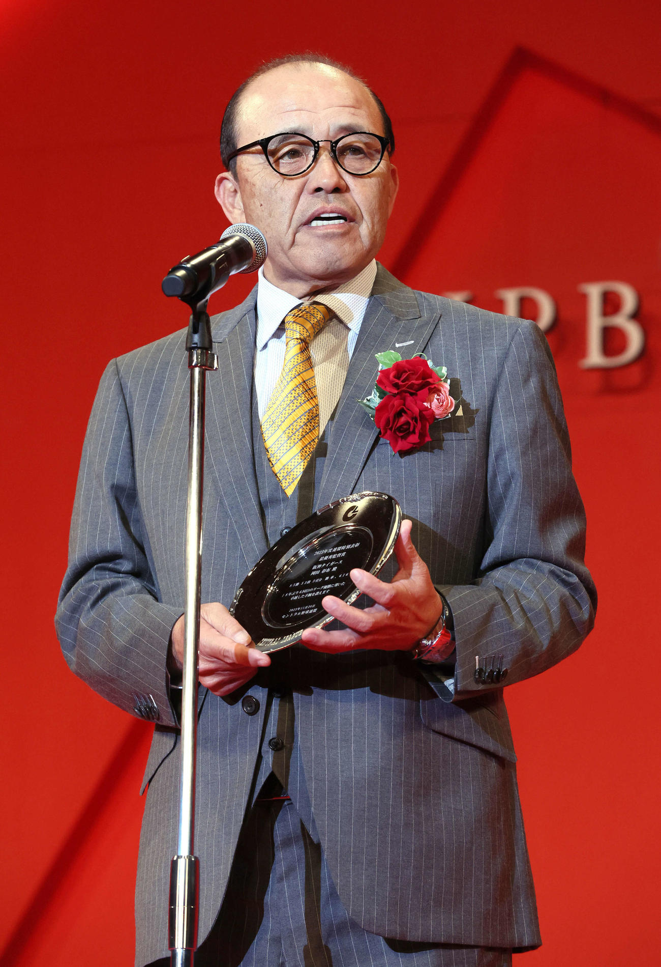 セ・リーグ最優秀監督賞を受賞し、あいさつする阪神岡田監督（代表撮影）