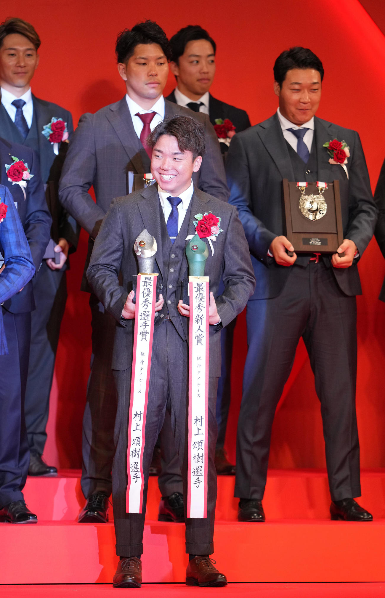 セ・リーグ最優秀選手賞と最優秀新人賞を受賞し笑顔を見せる阪神村上（手前）（撮影・横山健太）