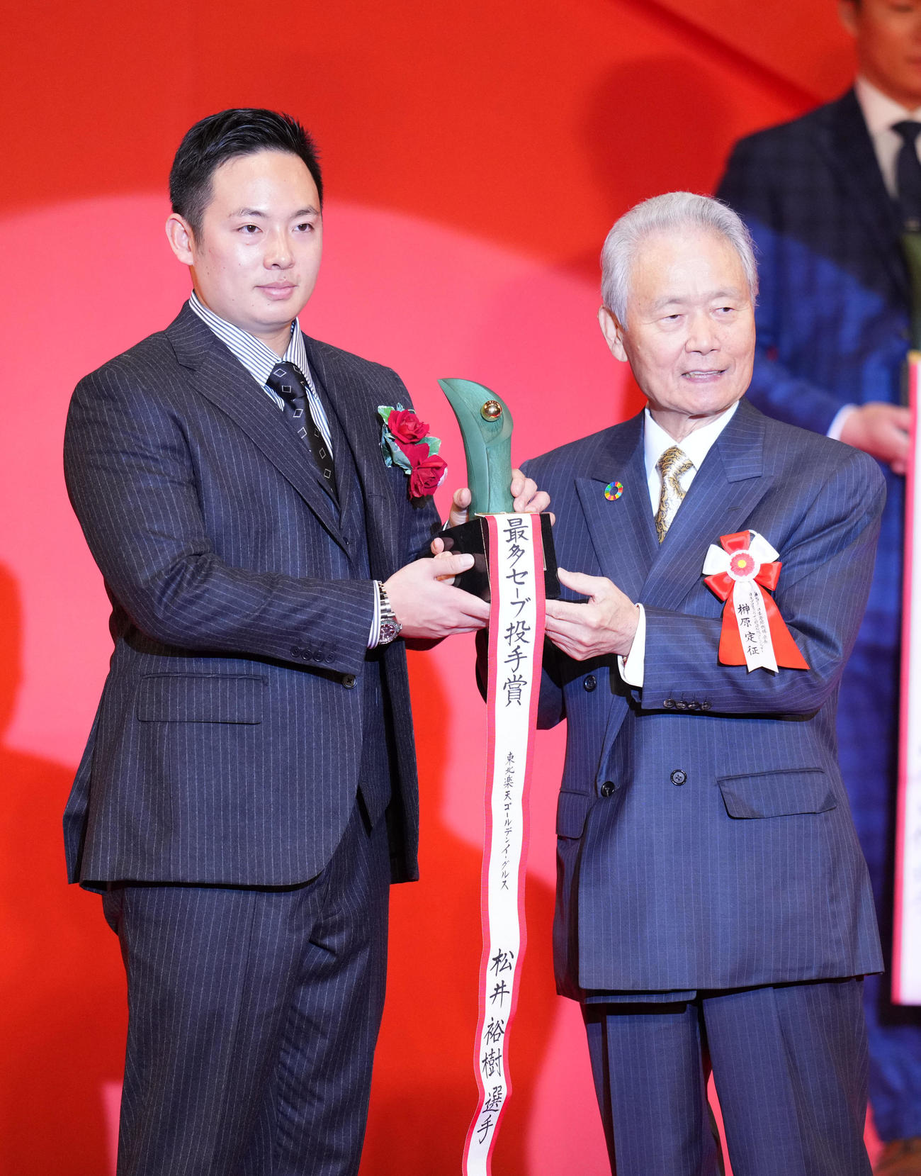 パリーグ最多セーブ投手賞を受賞した楽天松井。右は榊原コミッショナー（撮影・横山健太）