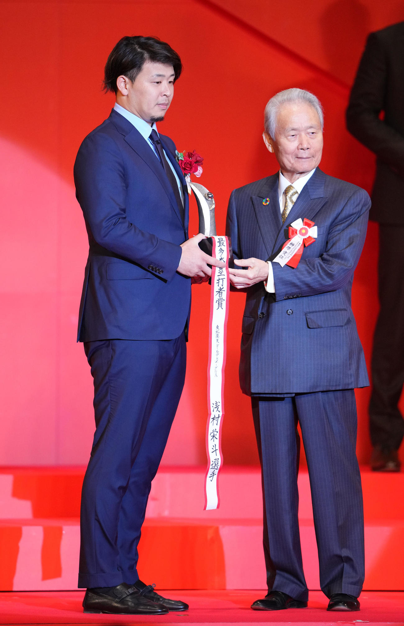 パリーグ最多本塁打者賞を受賞した楽天浅村。右は榊原コミッショナー（撮影・横山健太）