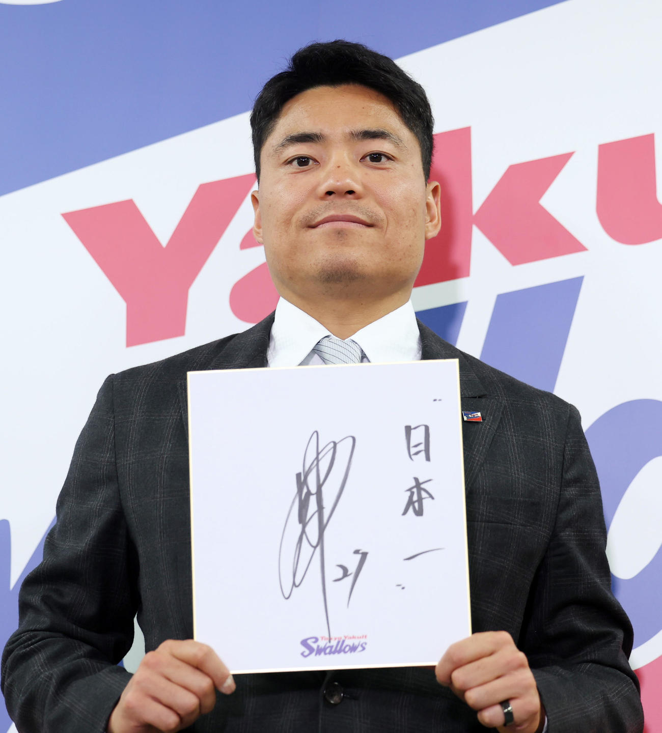契約更改を終え、来季の目標に「日本一」を掲げたヤクルト中村（撮影・野上伸悟）