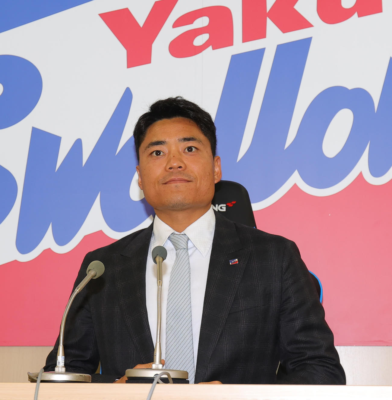 契約更改を終え会見するヤクルト中村（撮影・野上伸悟）